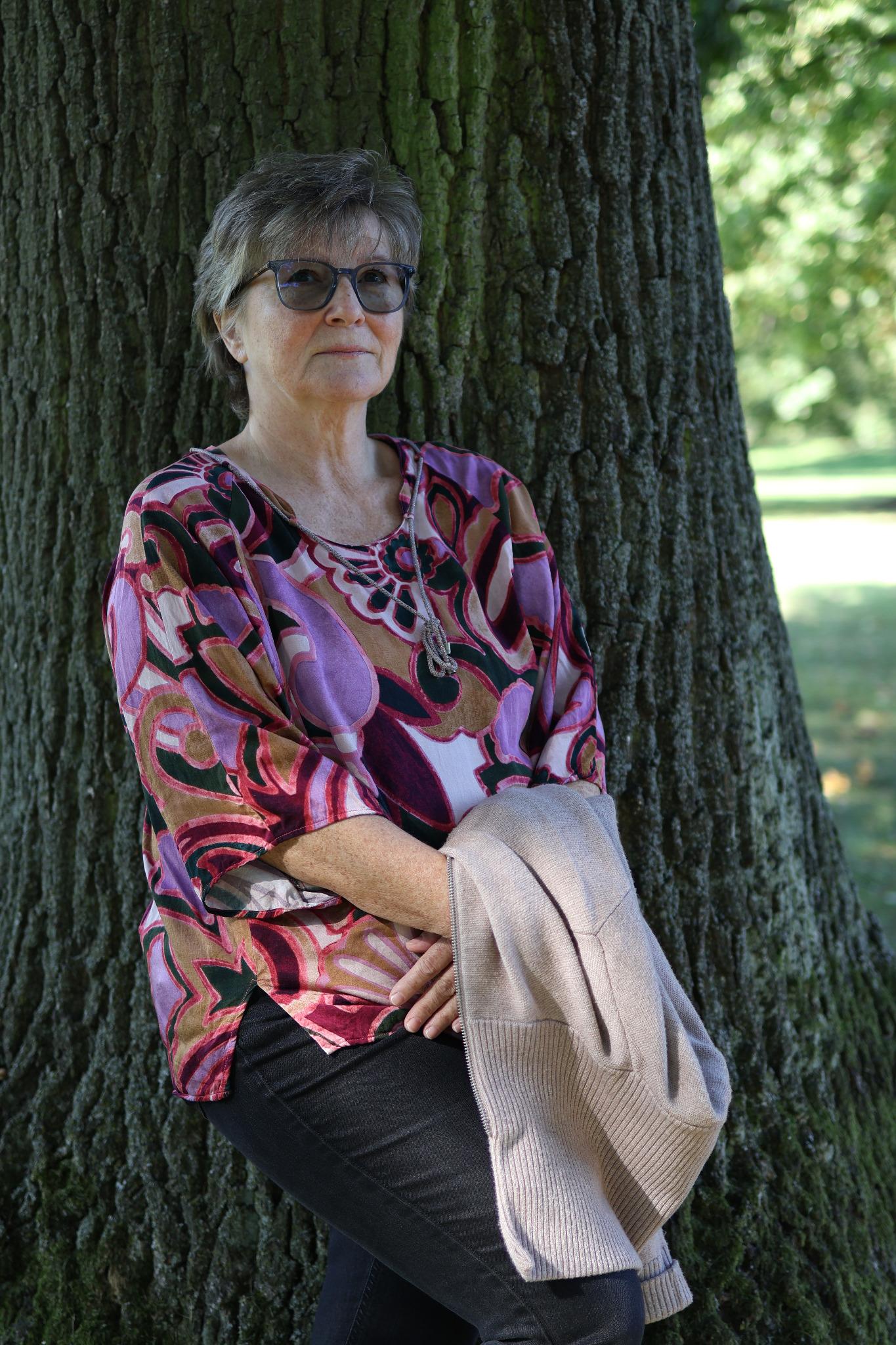 Yvonne Heise lehnt an einem Baum